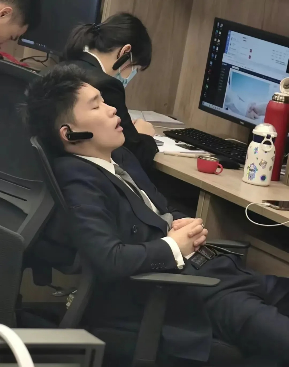 一男子在办公室睡午觉时,把手机放在桌子上,去上厕所一时就忘了带走.