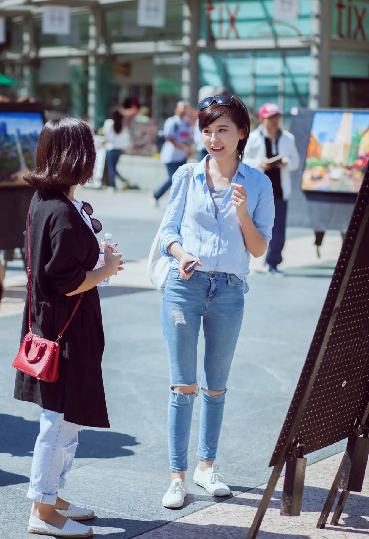 明星热依扎穿蓝衬衣牛仔裤街拍,好身材太让人羡慕