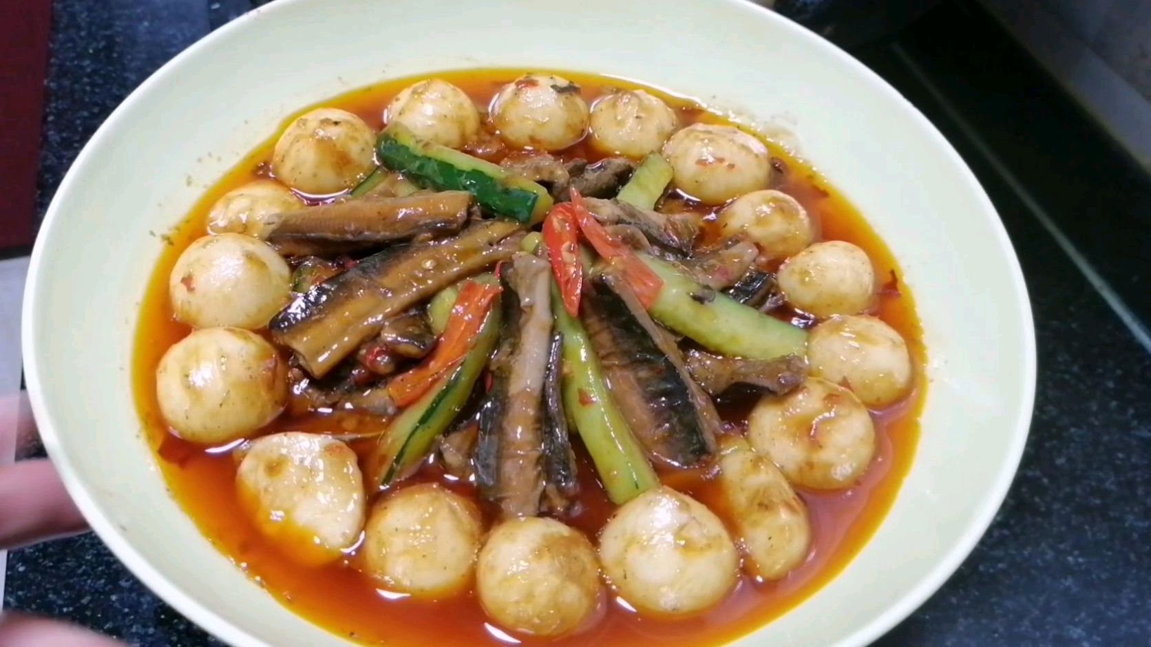 跟川菜师傅学习如何烧鳝鱼,大蒜和鳝鱼软糯入味,川味十足