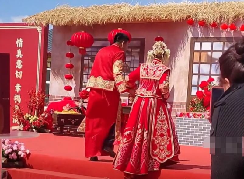 不要彩礼嫁东北农村小伙,办中式婚礼震惊老外,众明星登场送祝福