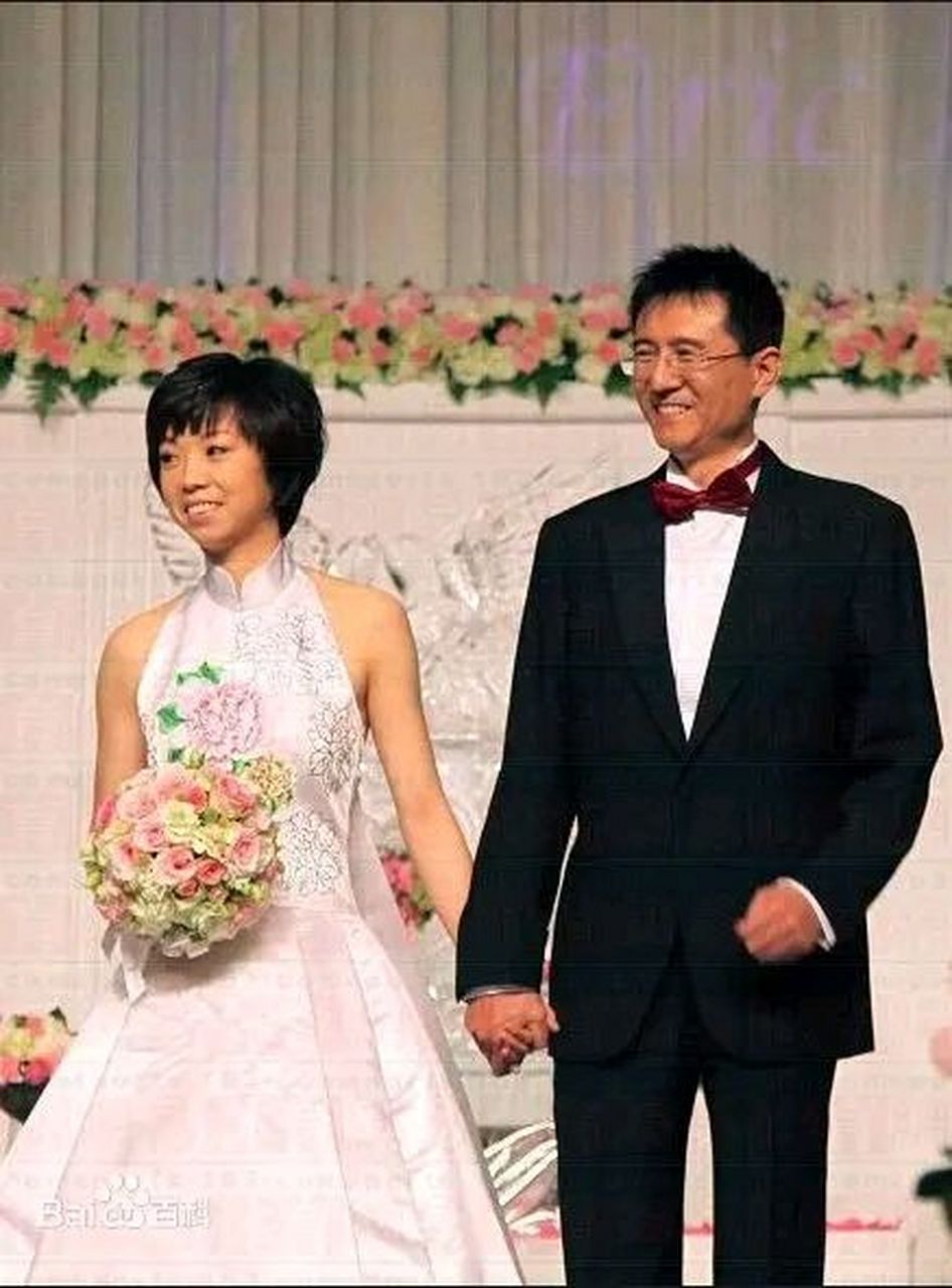 2009年,28岁的张怡宁嫁给48岁身家300亿的富豪徐威.