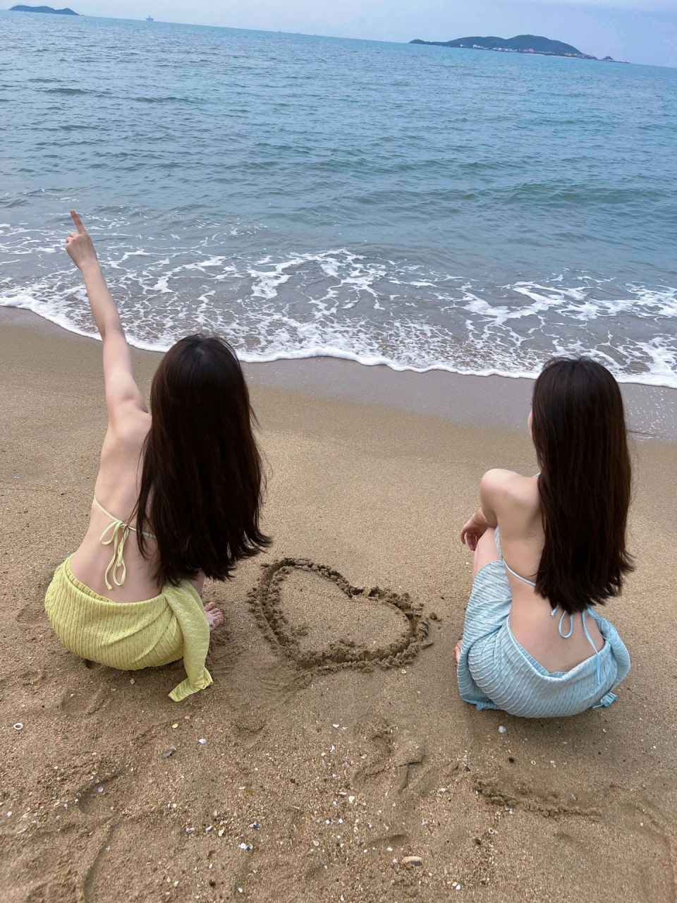 海边两位泳装小姐姐,奈斯!