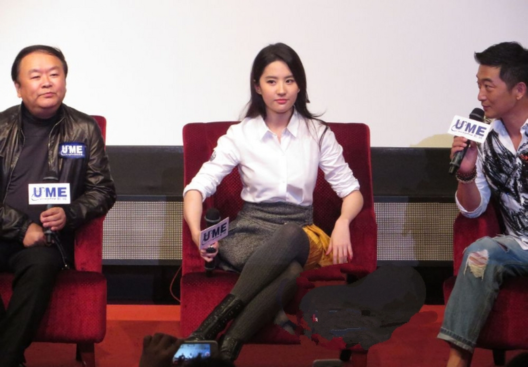 刘亦菲这无处安放的大长腿,还有这教科书级的坐姿,简直就是美翻了!