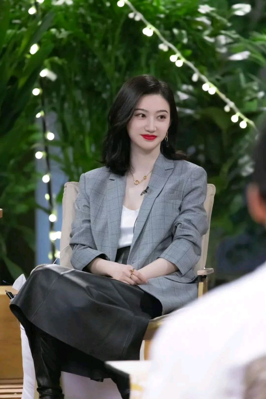 景甜这套职业装,也能穿出清新的感觉,恬静的味道,真的是落落大方端端