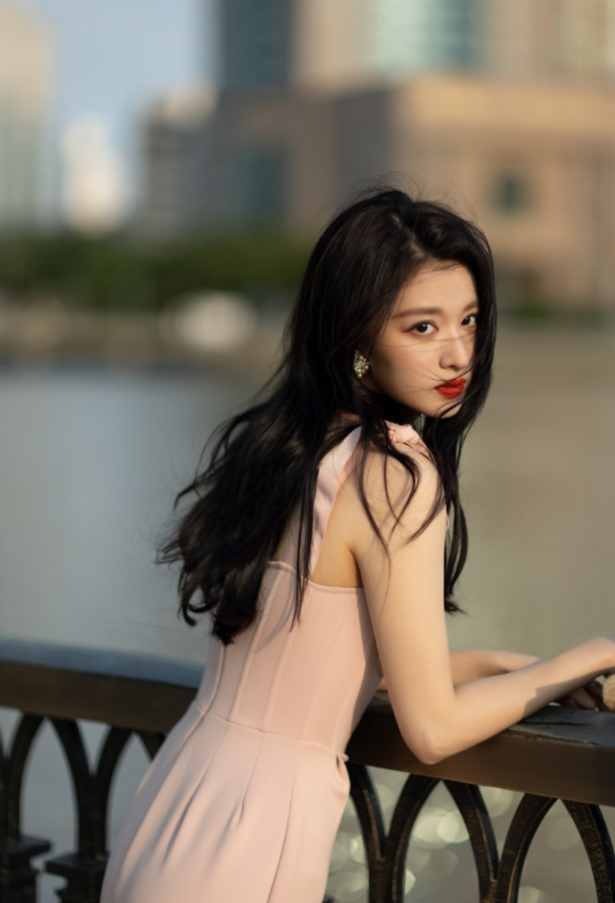 王楚然一袭粉色修身吊带裙,搭配微卷长发,精致又显嫩,气质清冷迷人