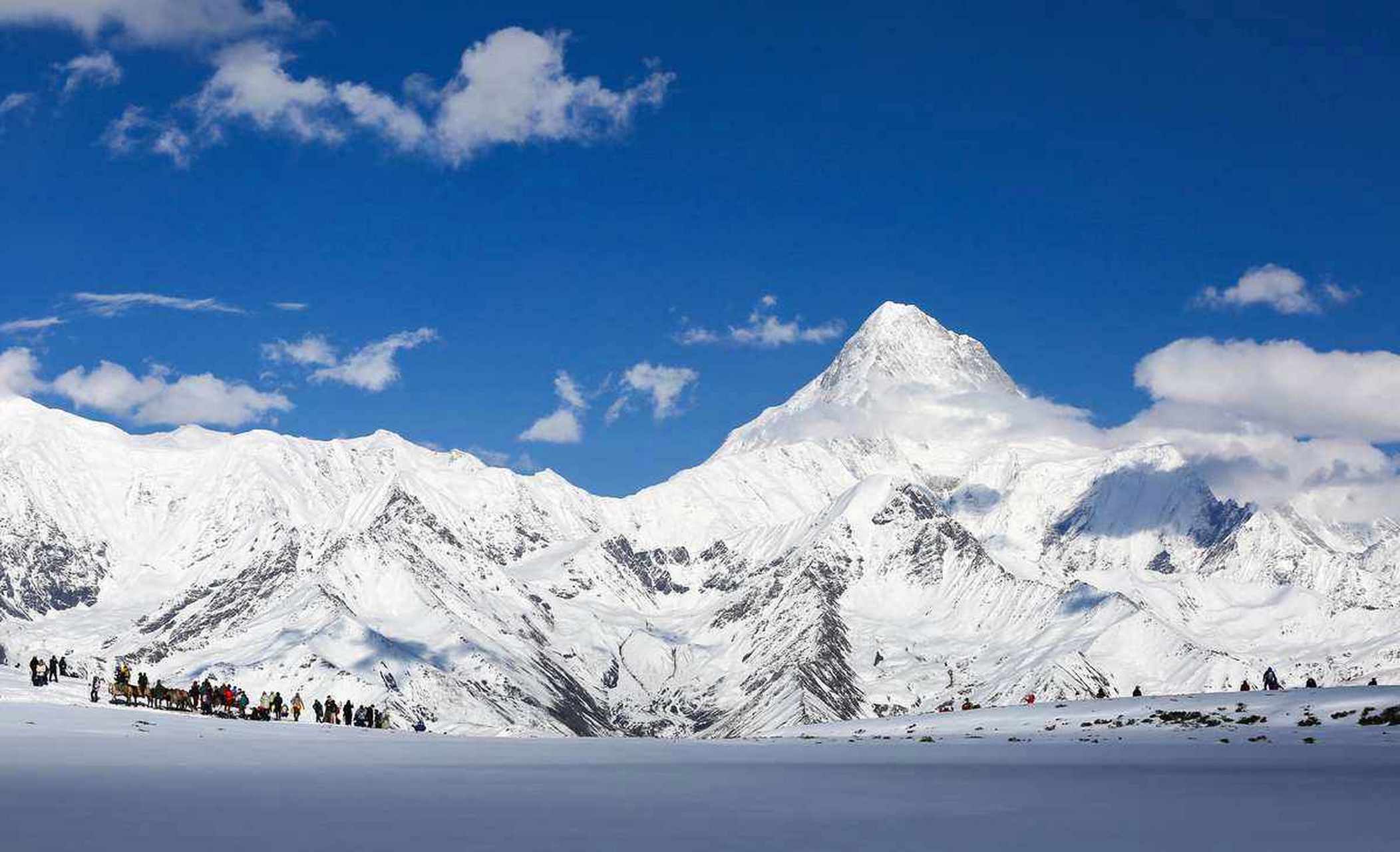 贡嘎雪山位于青藏高原东部边缘,四川省甘孜州康定县以南,东临大渡河