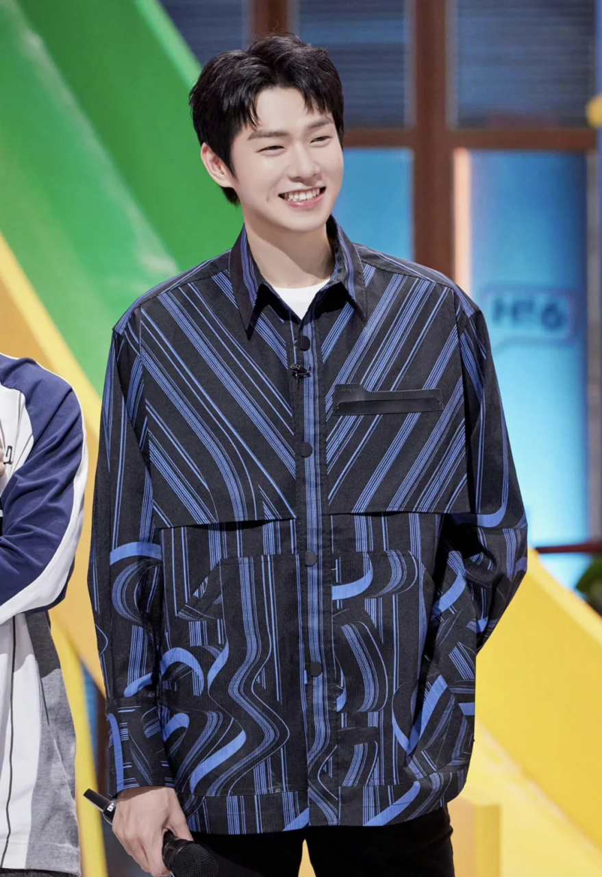 魏大勋没火几天,终于也有黑热搜了,有关于他抽烟的动图一直在微博来回