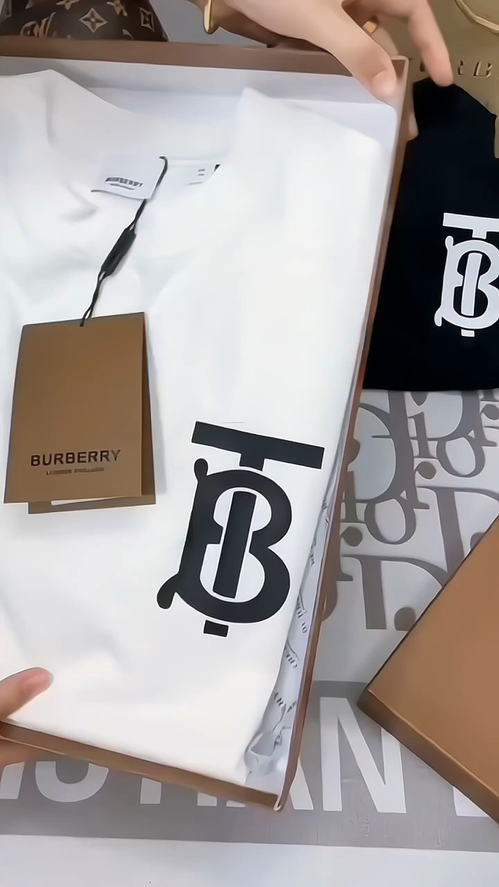 奢侈品推荐巴宝莉b字母短袖t恤太搭啦