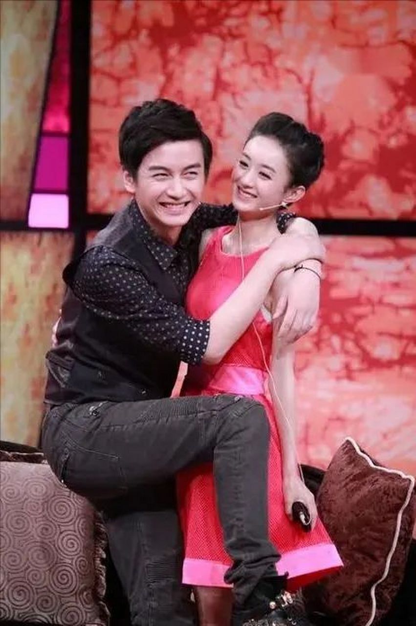 当年,赵丽颖和陈晓参加节目,主持人好奇的问她们:"你们俩现在真的在一