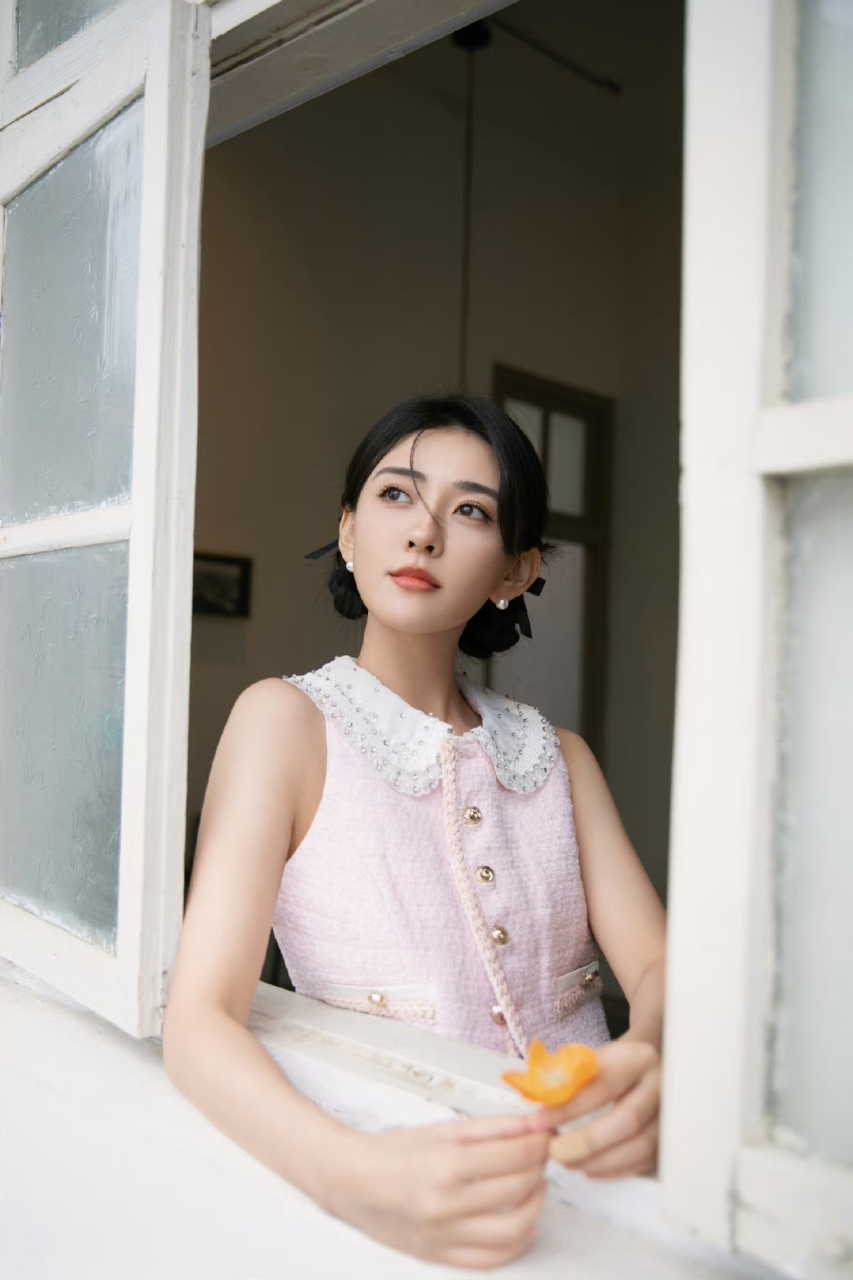 梁洁# 肤白貌美的容颜,窈窕曼妙的身材,白皙细嫩的肩颈线,性感妩媚