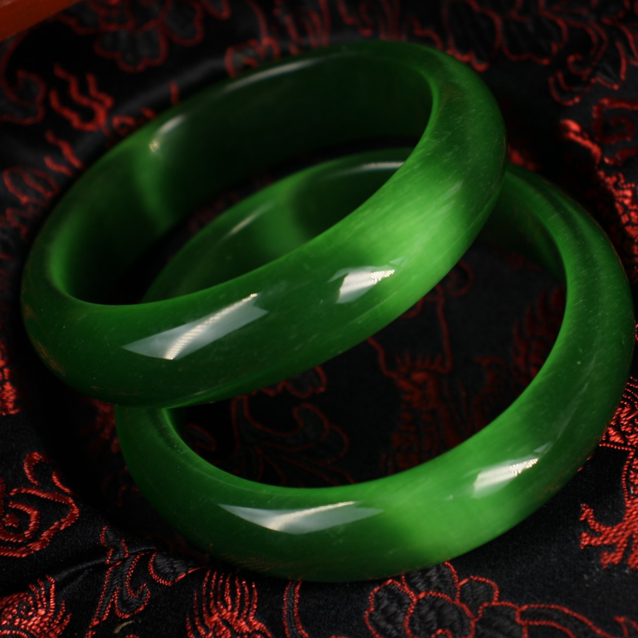 旧藏下乡收清代宫廷御藏极品罕见绿色猫眼石手镯一对 品相保存完好