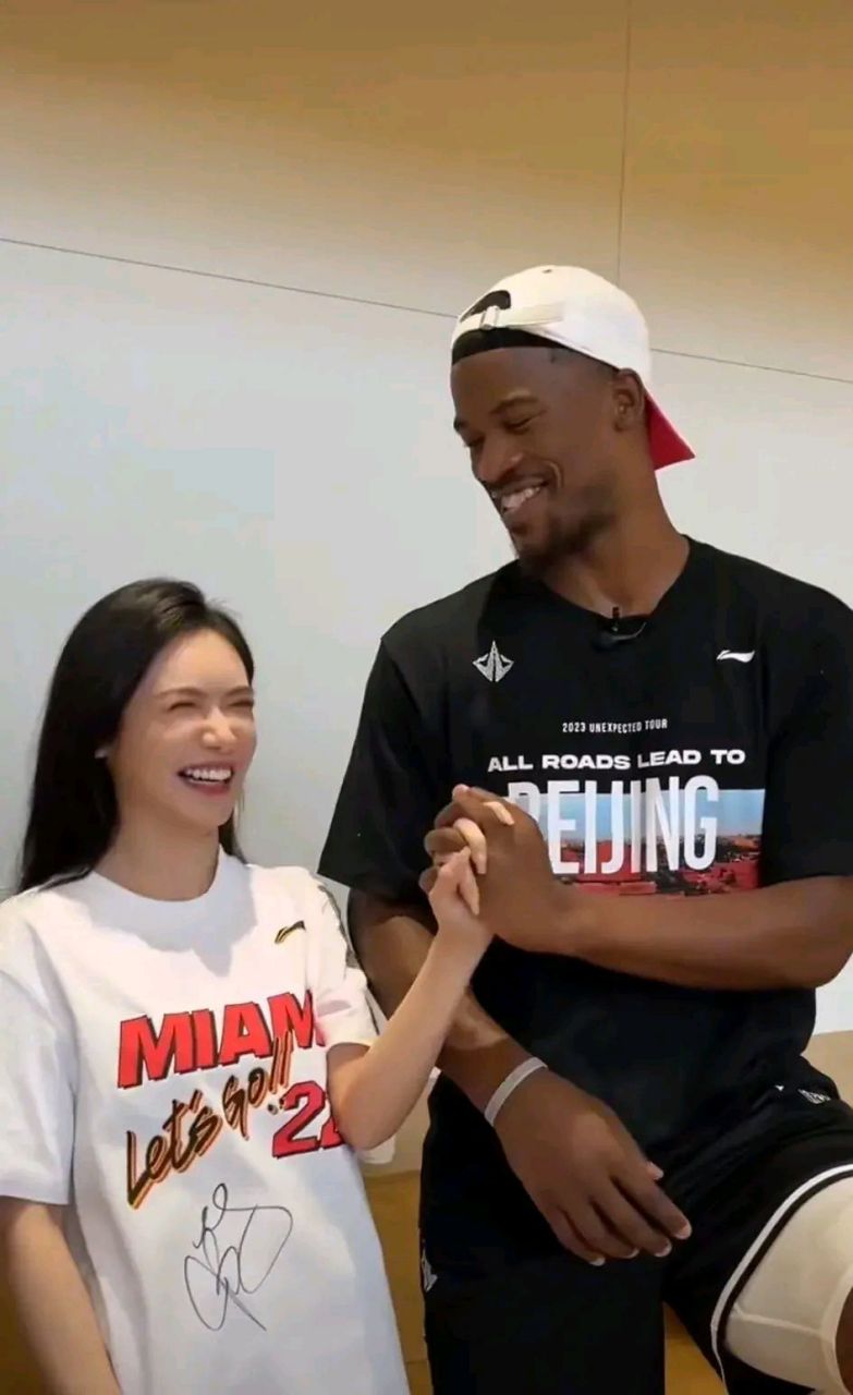 近日,篮球美女主播美娜采访了nba球星巴特勒,美娜在采访的过程中和