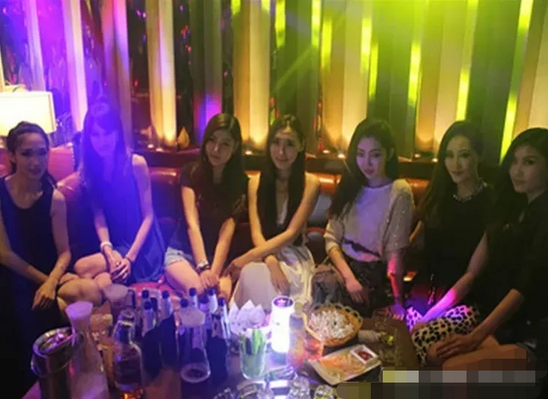 富婆在ktv找男模,不但占她便宜还坑她的钱.