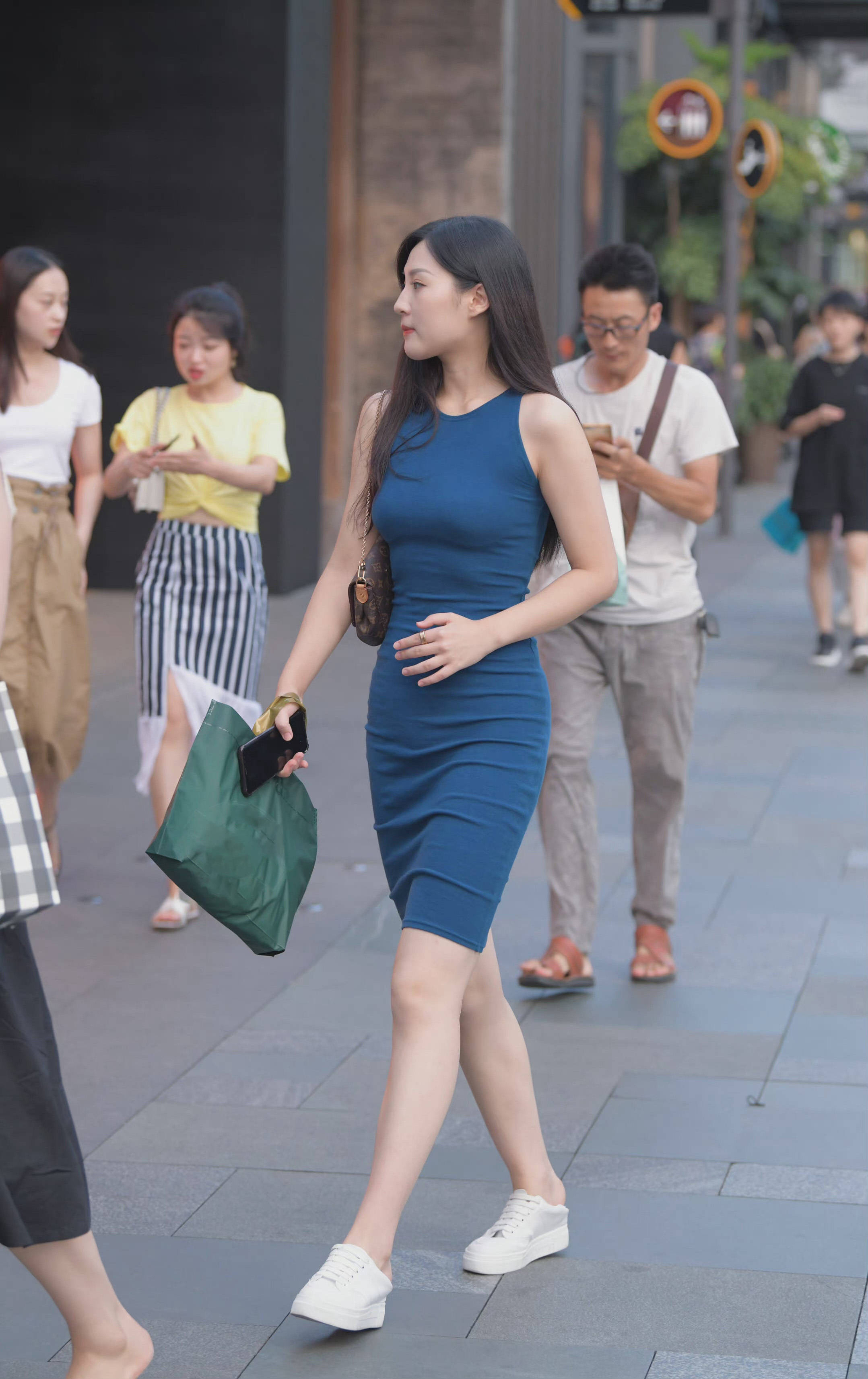 街拍:身材性感的美女