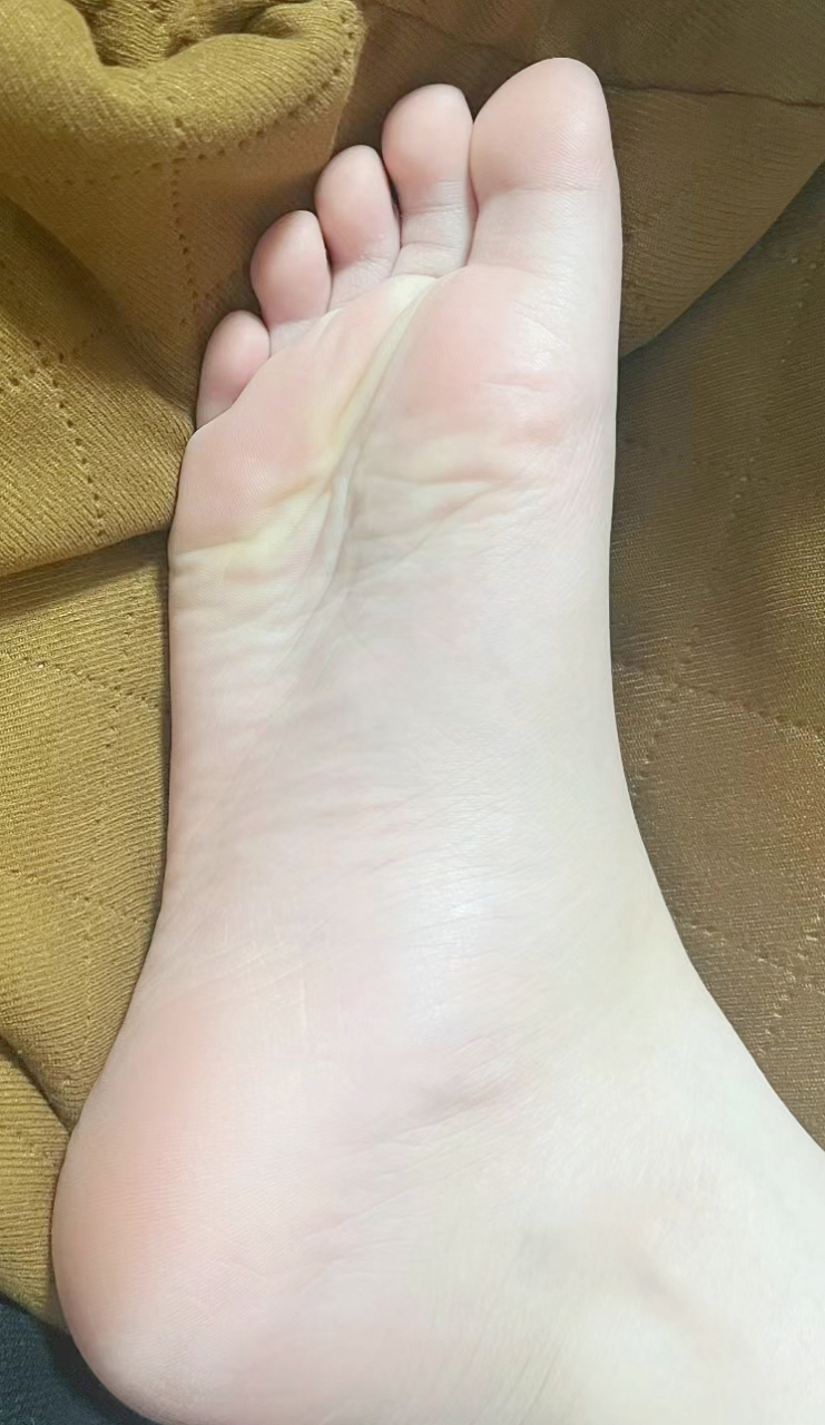 美少女的脚底板哟!