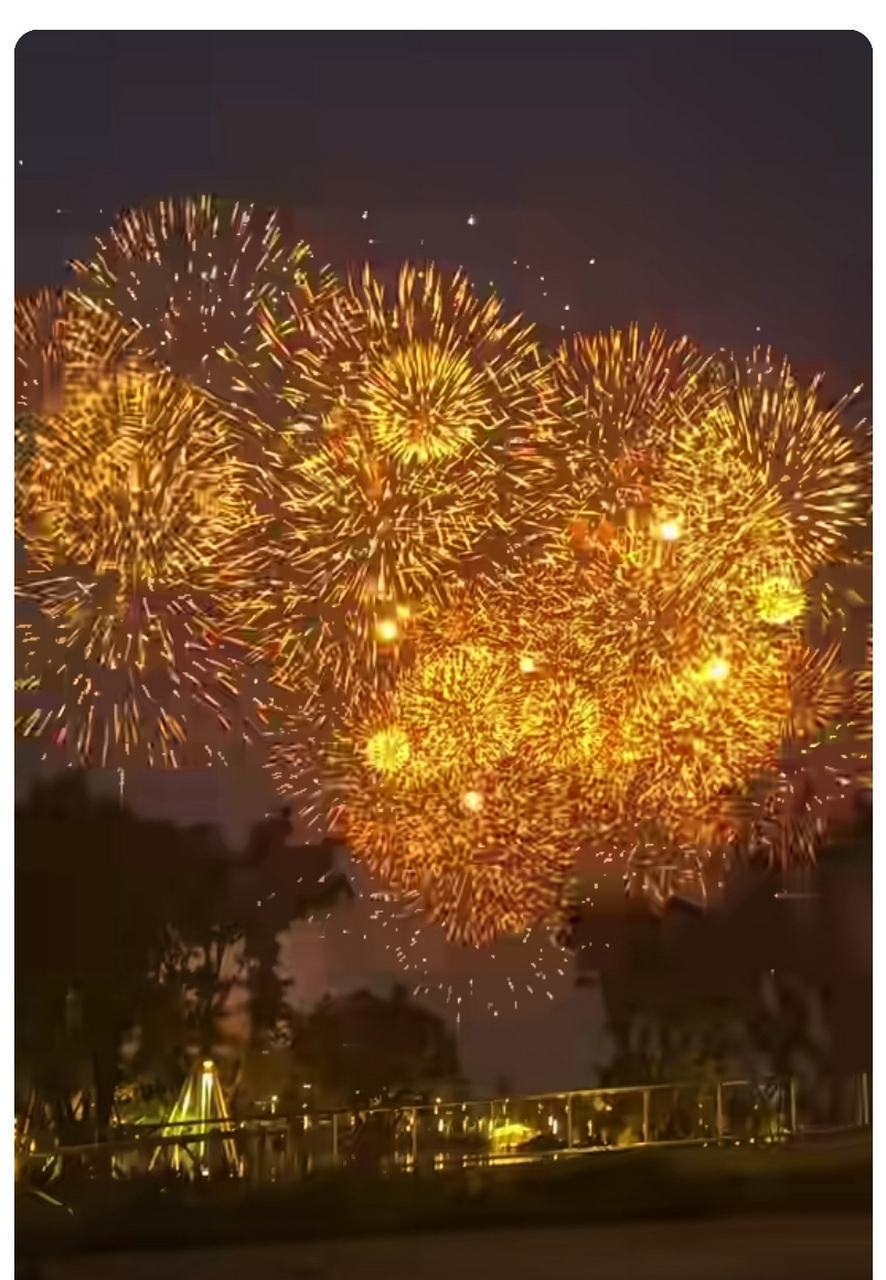 成都大运会烟花秀,十分灿烂,五彩缤纷