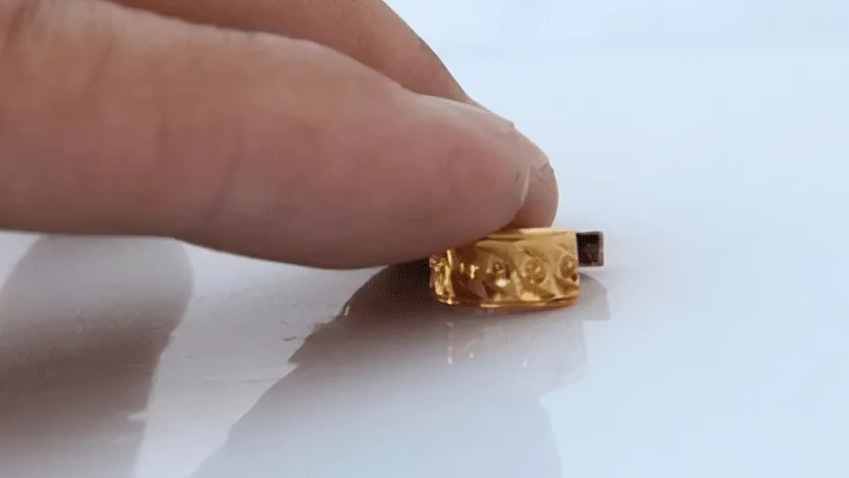 以青金为准则所谓青金是黄金内只含白银成分深赤黄色成色在95%以上,浅