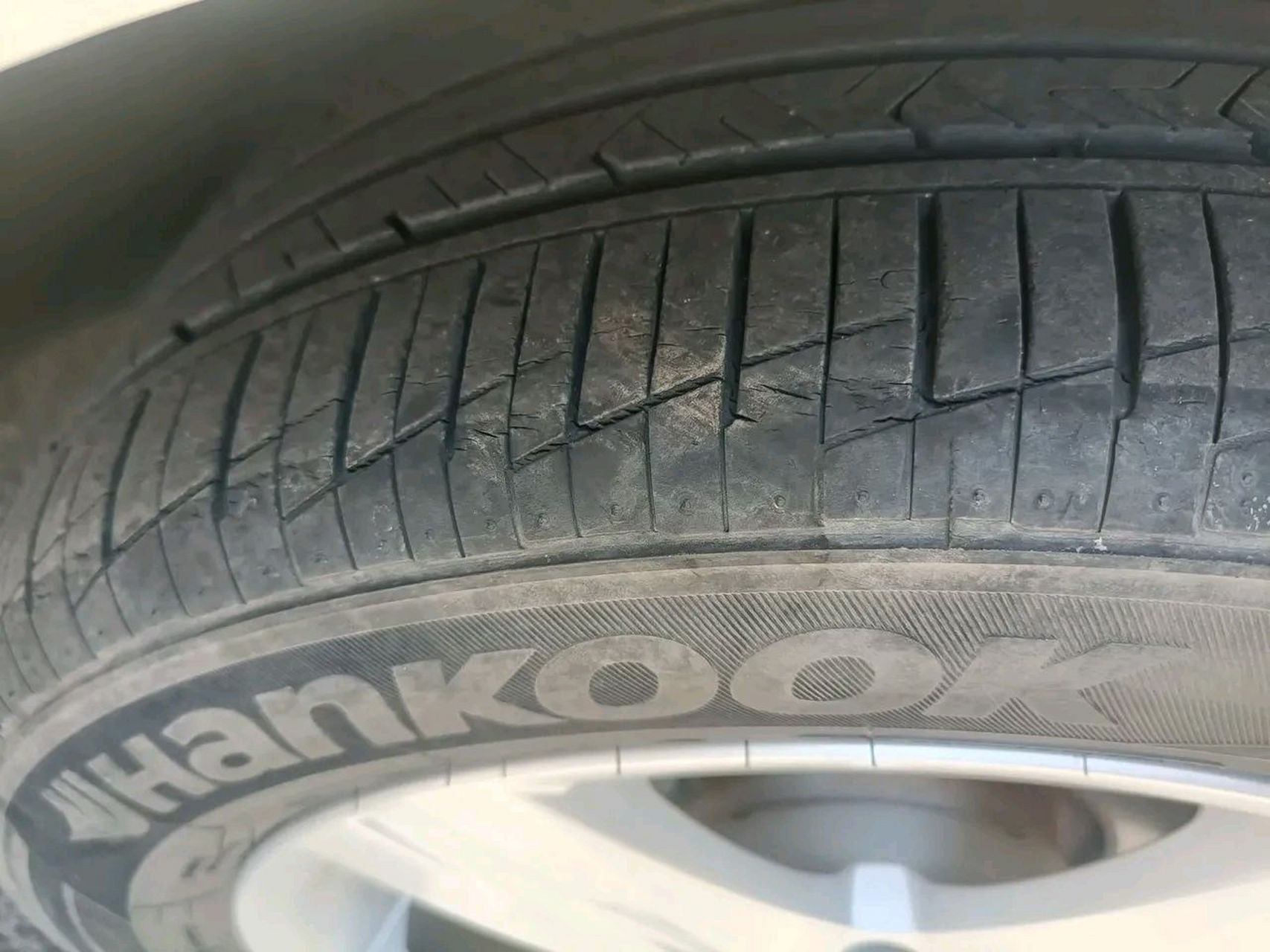 朗逸原厂韩泰轮胎,用了5年就这样了,龟裂纹比较多,途虎那边建议更换掉