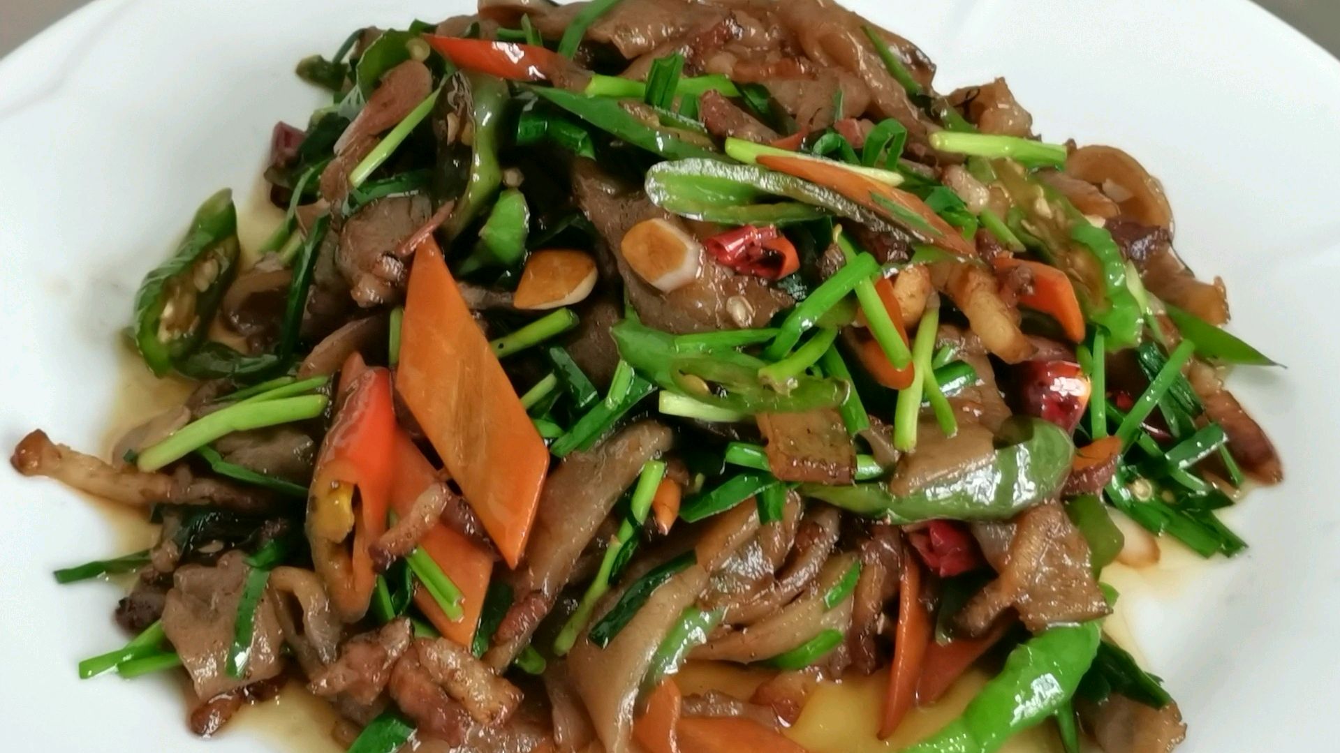 农家菜红薯粉煎饼炒肉,爽滑劲道又下饭,地道农家做法上桌即扫光