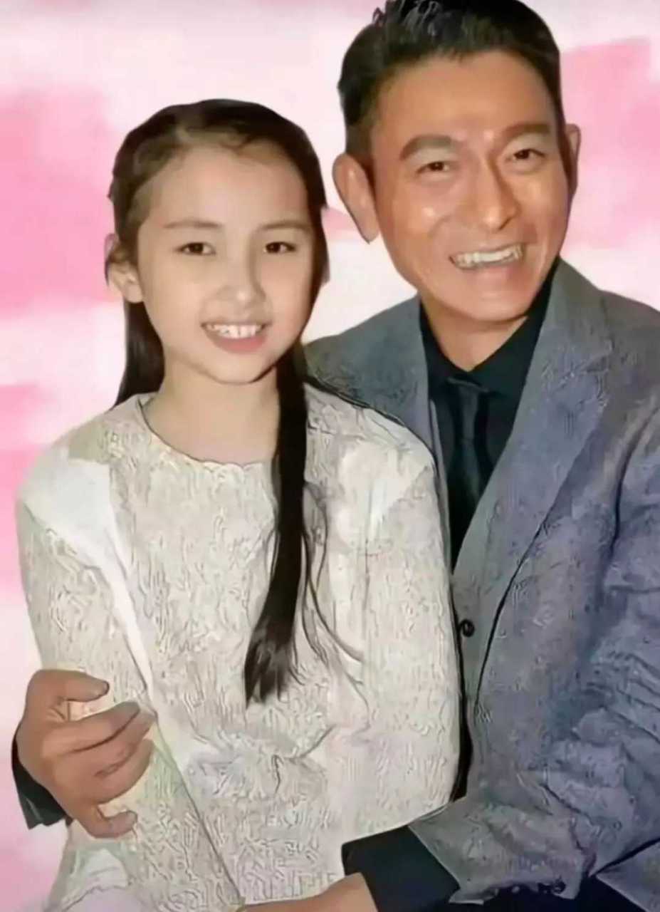 刘德华和他女儿刘向蕙鼻子是不是特别像,父母俩很像.