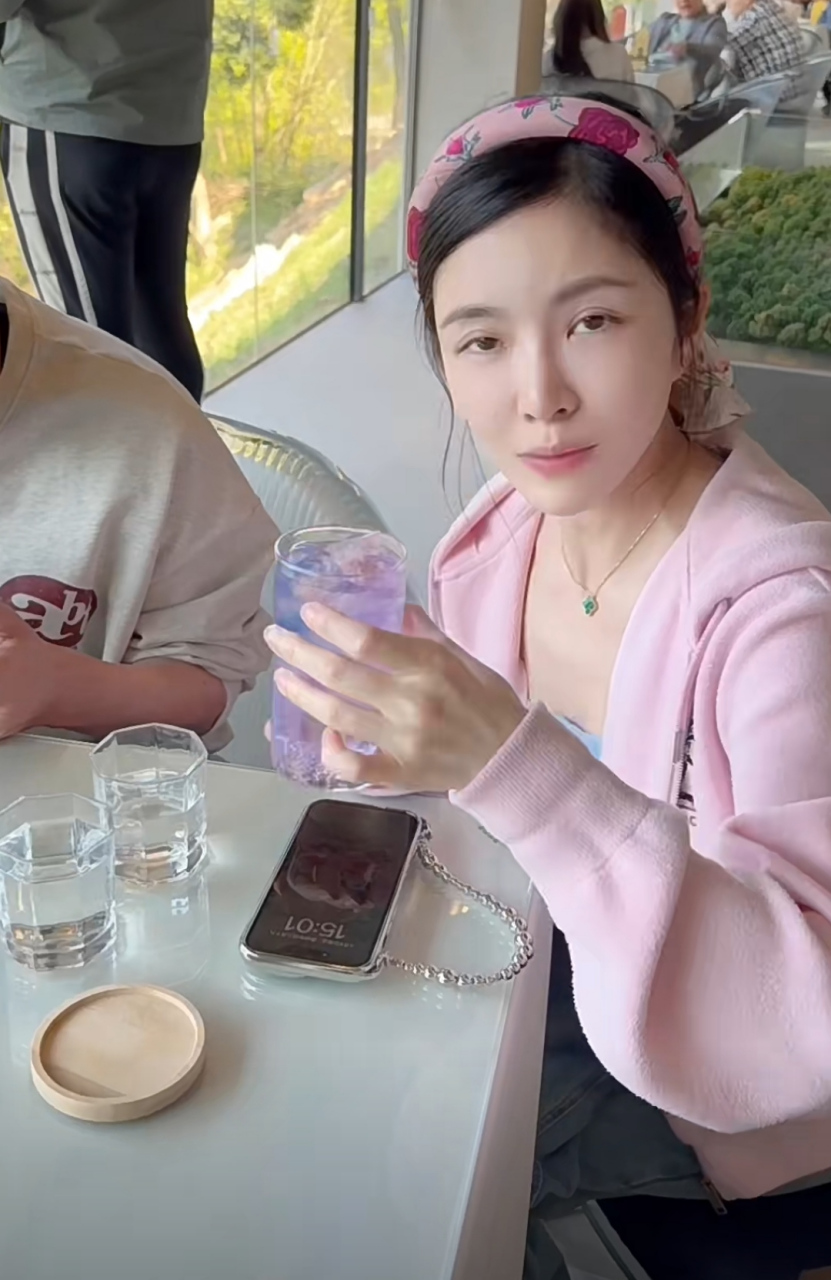 王灿忙着在窗边拍照,杜淳贴心过去给老婆当摄影师,两人还恩爱同框了