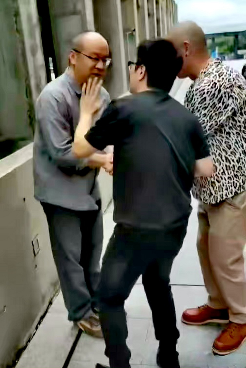 窦唯近况.近日,有网友偶遇53岁窦唯现身上海某美术馆.