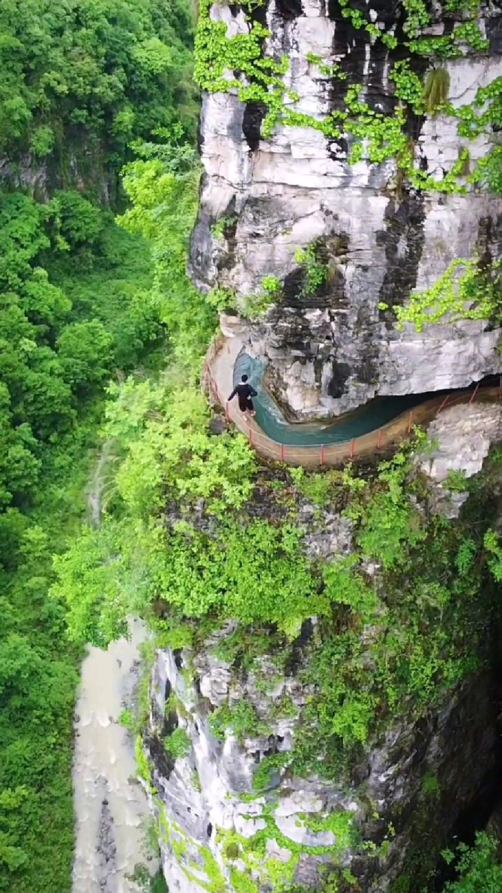 重庆武隆大山里的悬崖挂壁水渠,当初是怎样修建的?
