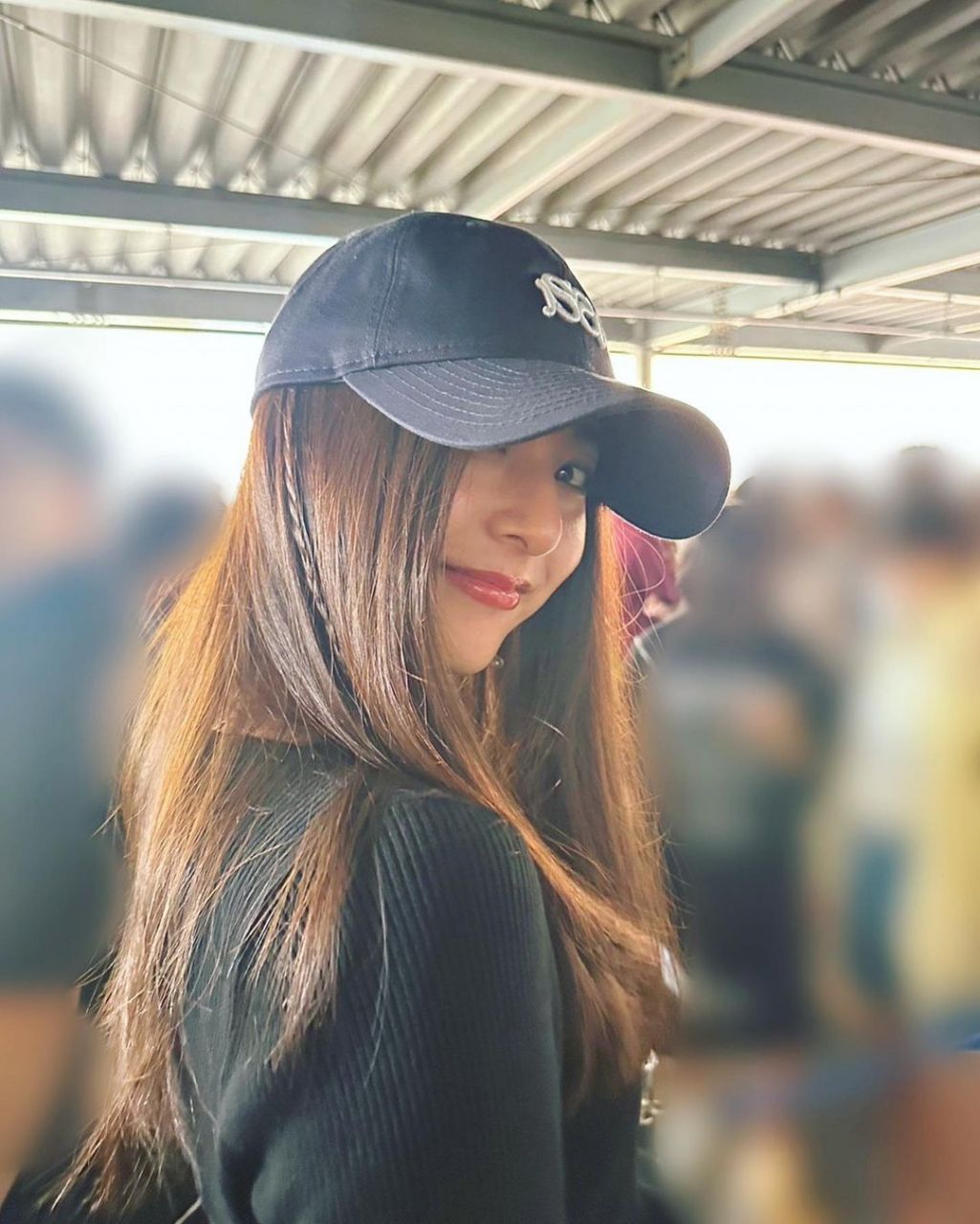 新木优子侧脸杀. 她晒了朋友编的辫子,看起来心情不错.