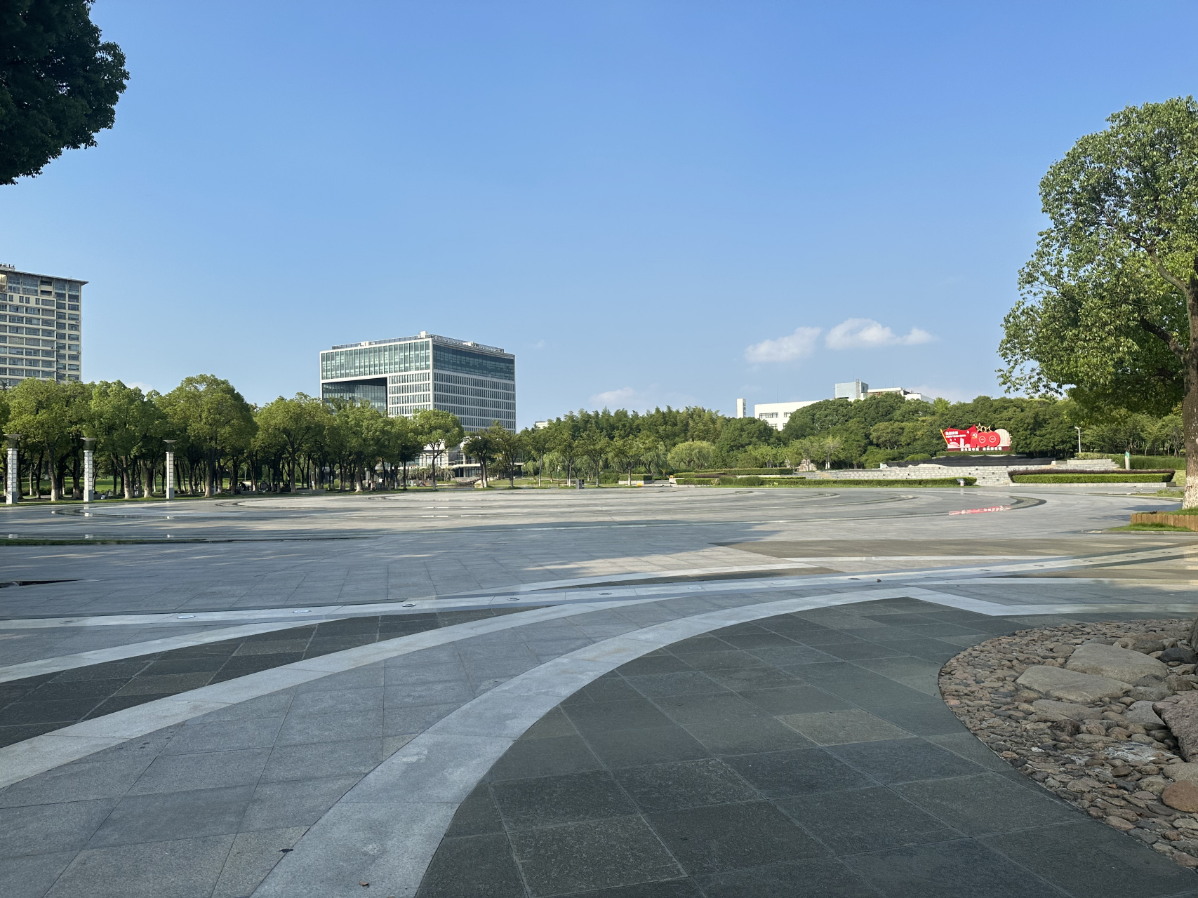 来【上海安亭市民广场】拍点视频素材,差点变成来抓猴的了.