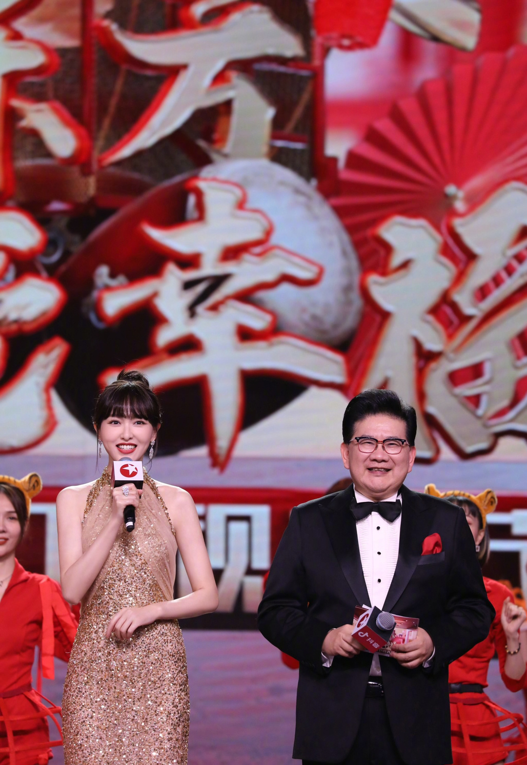 唐嫣主持东风卫视春晚:比你优秀的人比你还努力