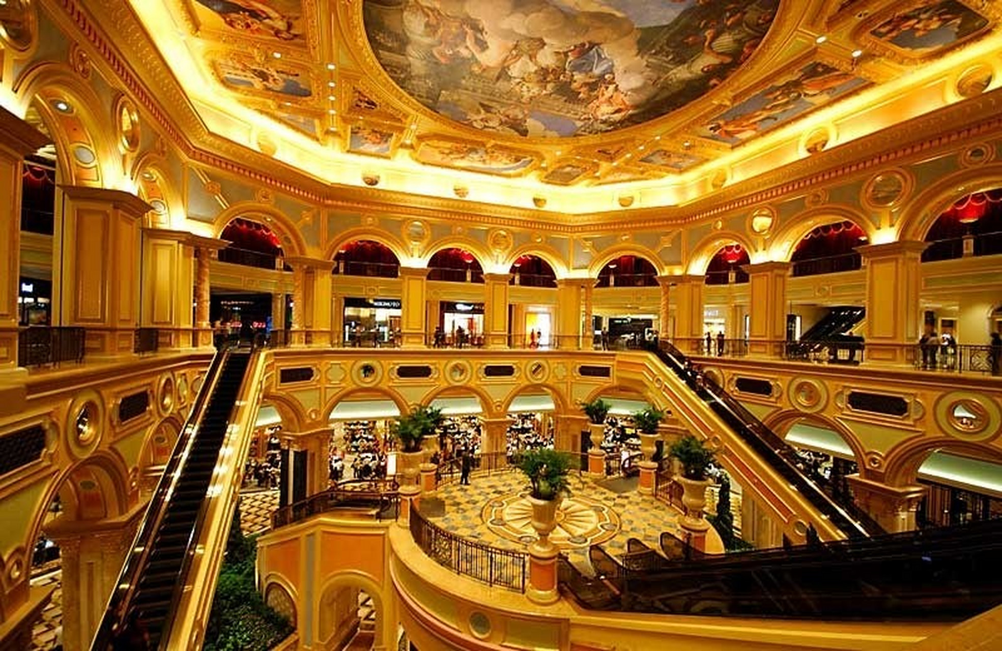 澳门威尼斯人(the venetian macao)位于中国澳门路氹城填海区金光大道