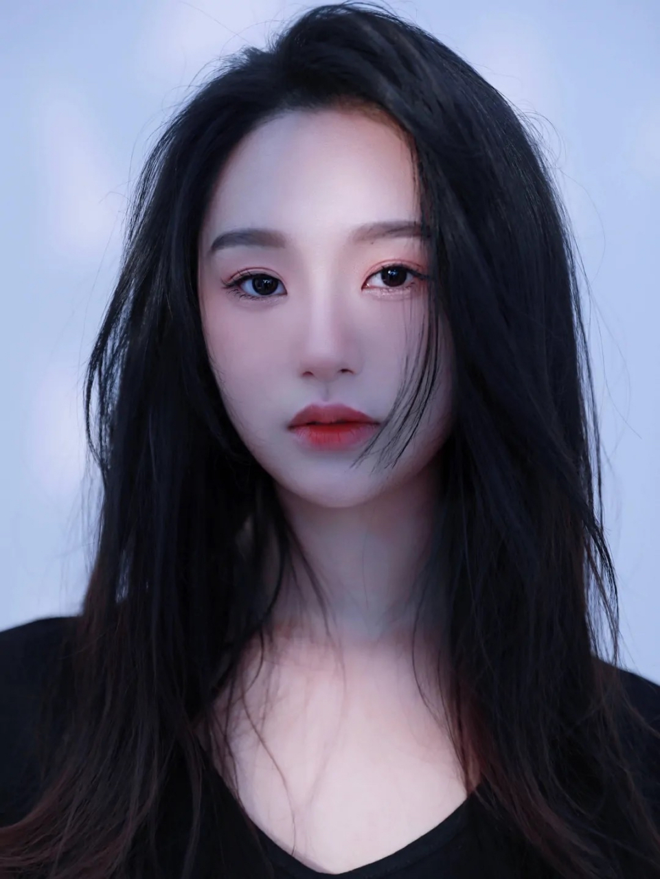 胡亦瑶,原名胡丽芝,1998年10月8日出生于湖南省湘西土家族苗族自治州