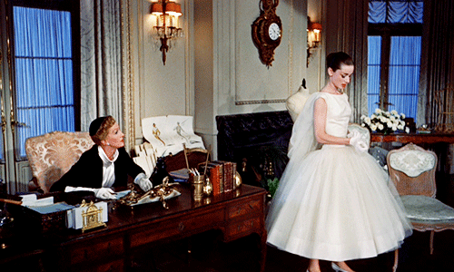 《甜姐儿》14套服饰欣赏:土妞变超模,看奥黛丽·赫本惊艳换装