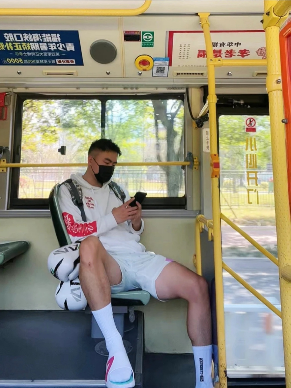 不懂就问现在的男孩子都喜欢穿着白袜配拖鞋出门吗?