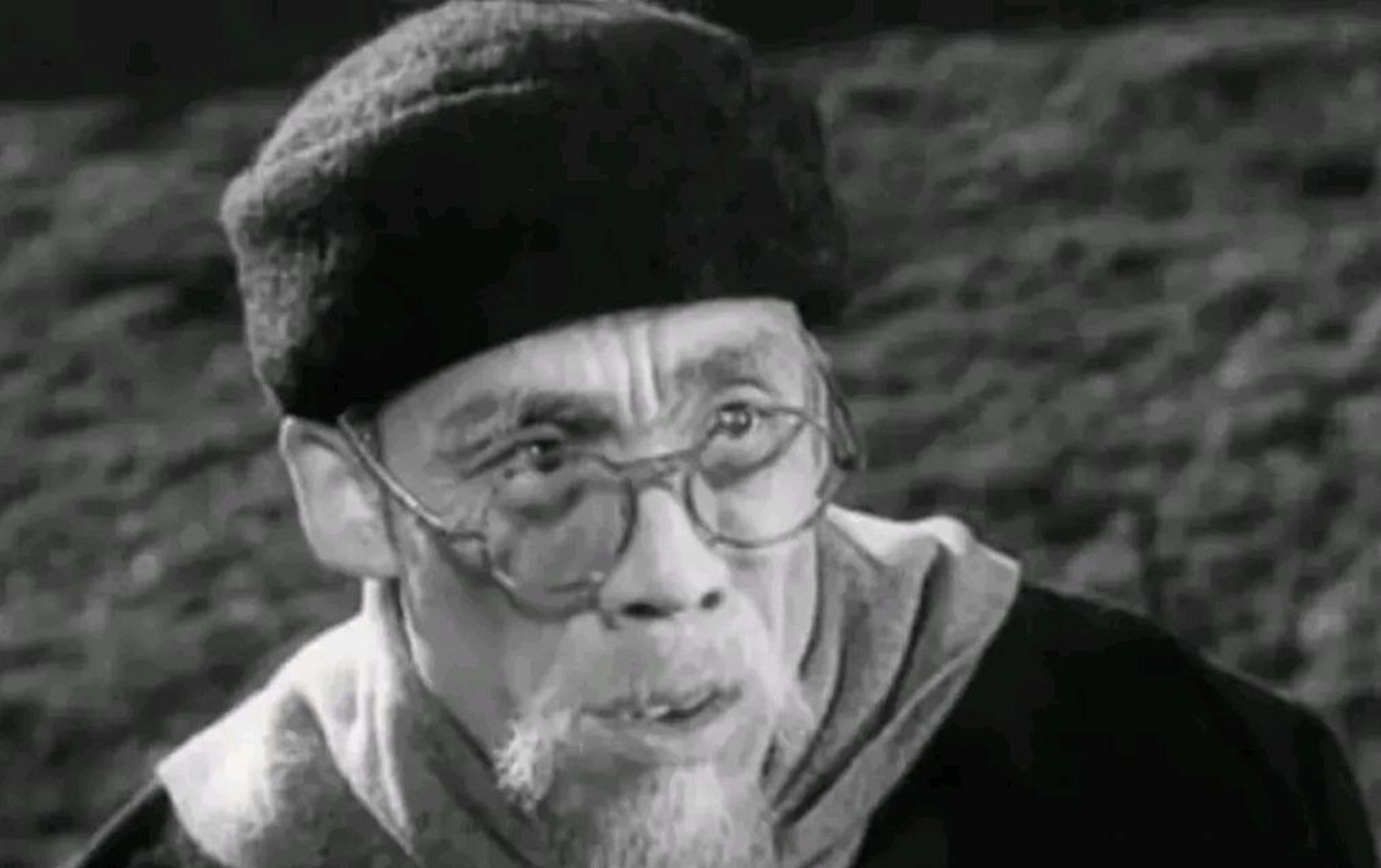 长影厂老演员李颉,大长脸,三角眼,总爱留着一撇小胡子,眼神里时不时