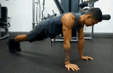 在平板或者推墙这类体式中,当身体成一条直线时,已经可以锻炼到前锯肌