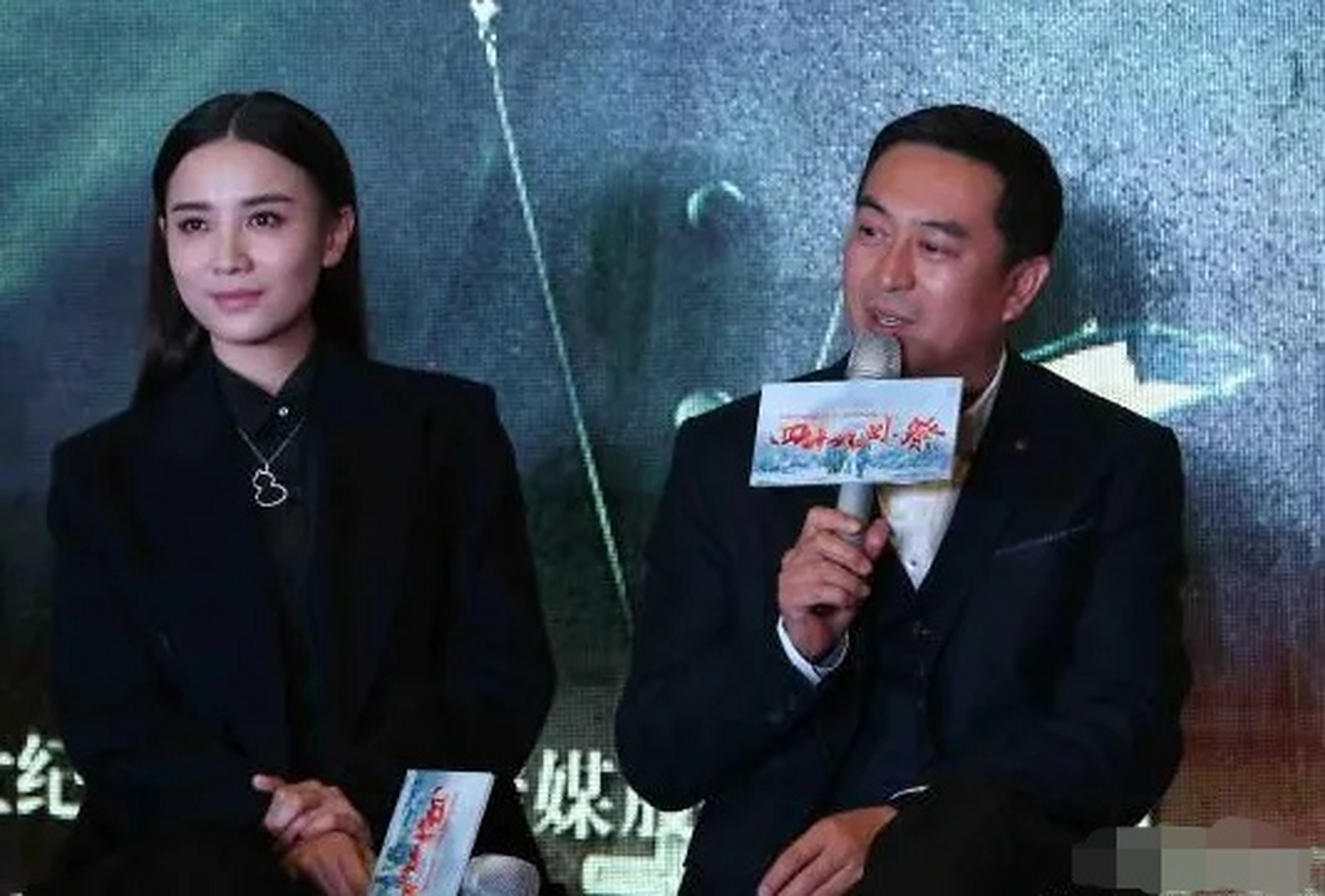 一次拍摄,张嘉译兴奋地对宋佳说:"咱俩又合作了.