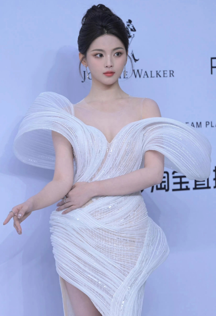 杨超越gq红毯像仙女一样,白色礼裙让她看起来更白了,白雪公主一般,这