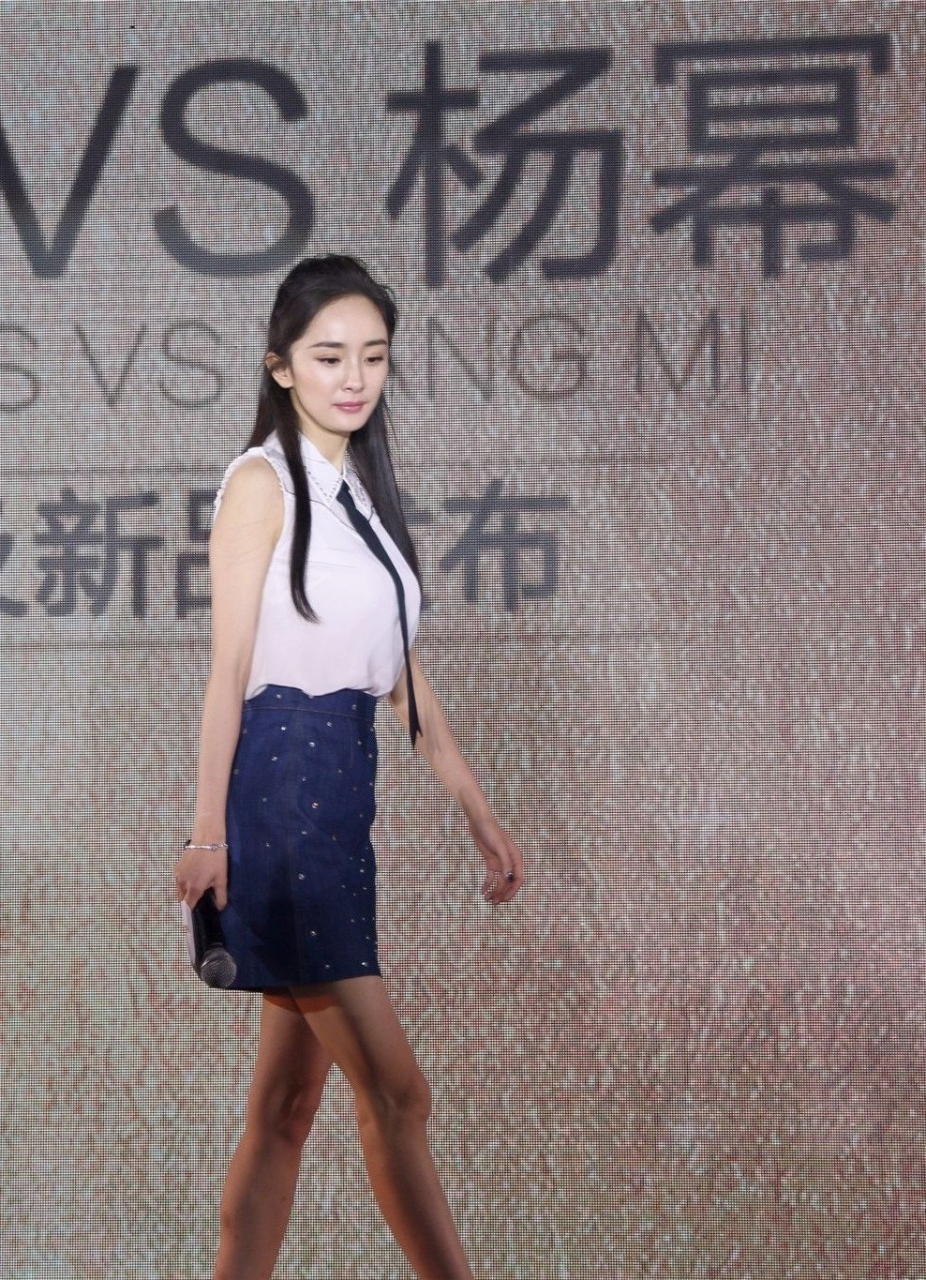 图片来自杨幂2018年参加金稻品牌代言签约发布会,看过的人应该不多