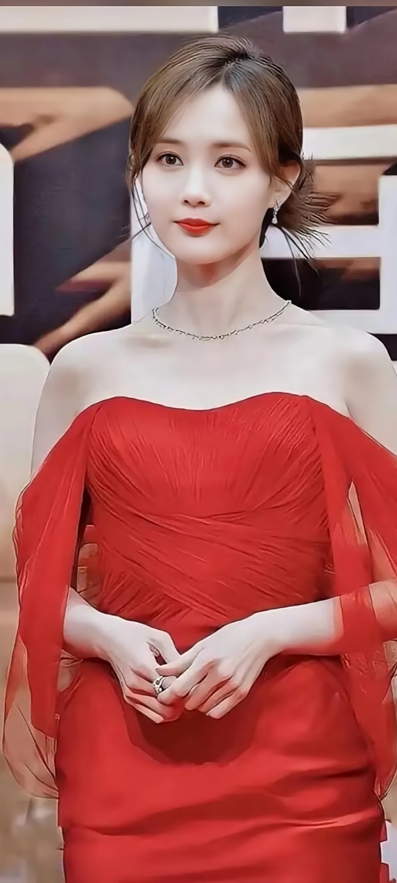 好喜欢李一桐小姐姐,这个红色抹胸礼服造型太美了,明艳又优雅#明星的