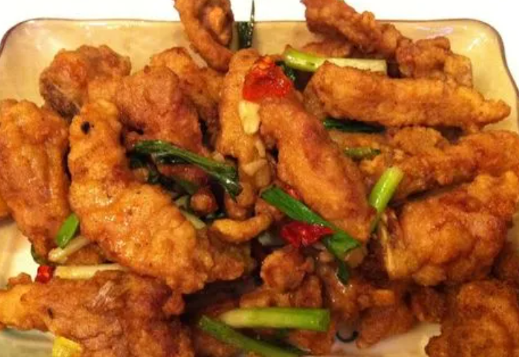 金黄酥脆的椒盐排条:上海传统美食,外焦里嫩,咸鲜可口!