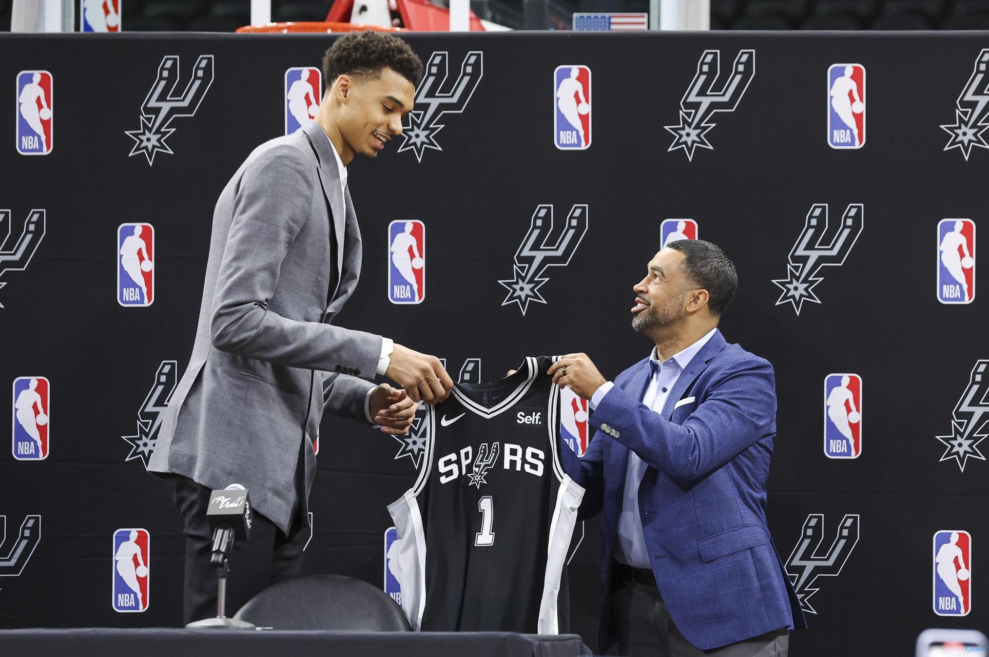 这个身高差,隐约间有点贾巴尔张伯伦的感觉…#nba# #nba吐槽大会