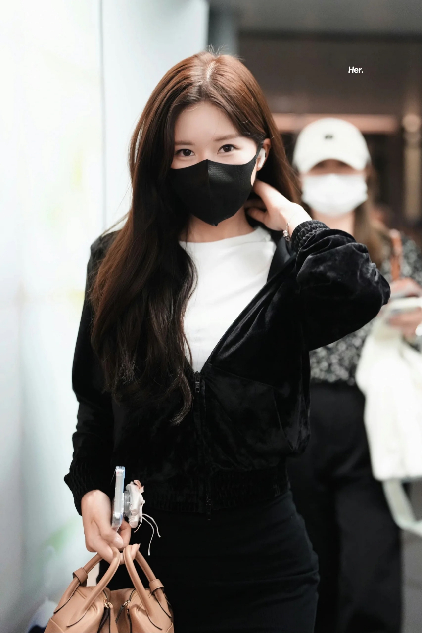 时尚穿搭# #明星穿搭# 赵露思的穿搭,全黑穿搭,已经不是小女孩啦!