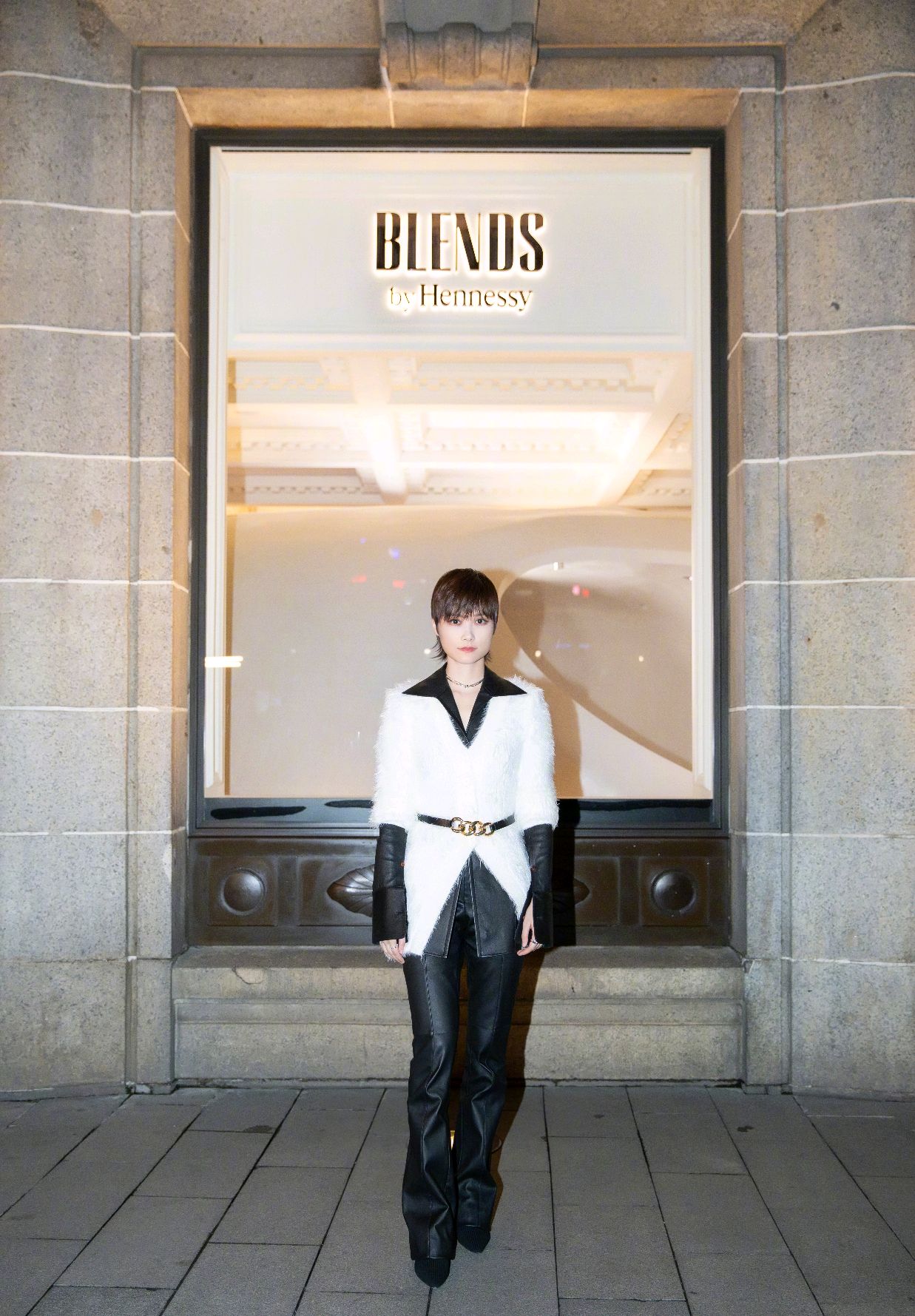 李宇春一身黑色皮衣皮裤出席活动,搭配白色毛绒马甲,优雅大方