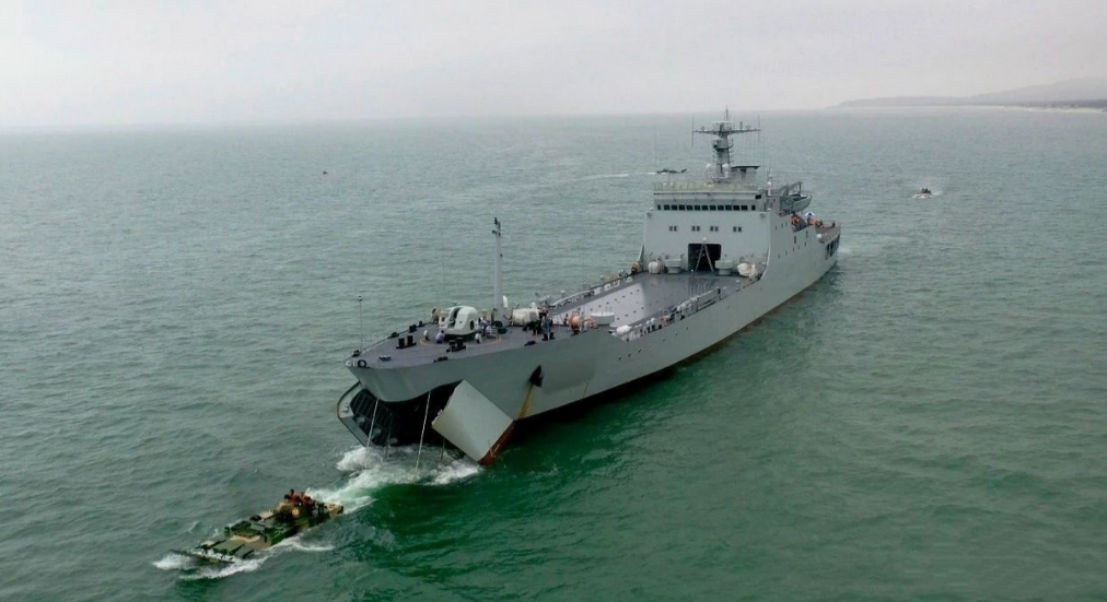 要有大动作,菲律宾船员穿上防火服:072型两栖登陆舰出现在海面