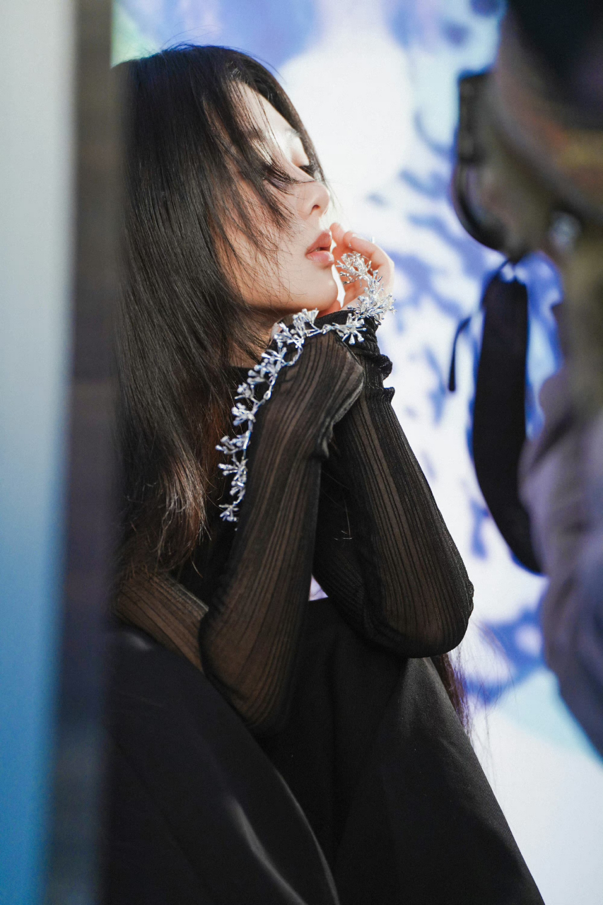 杨紫《时尚先生》十一月刊大片! 飒爽干练清冷感十足