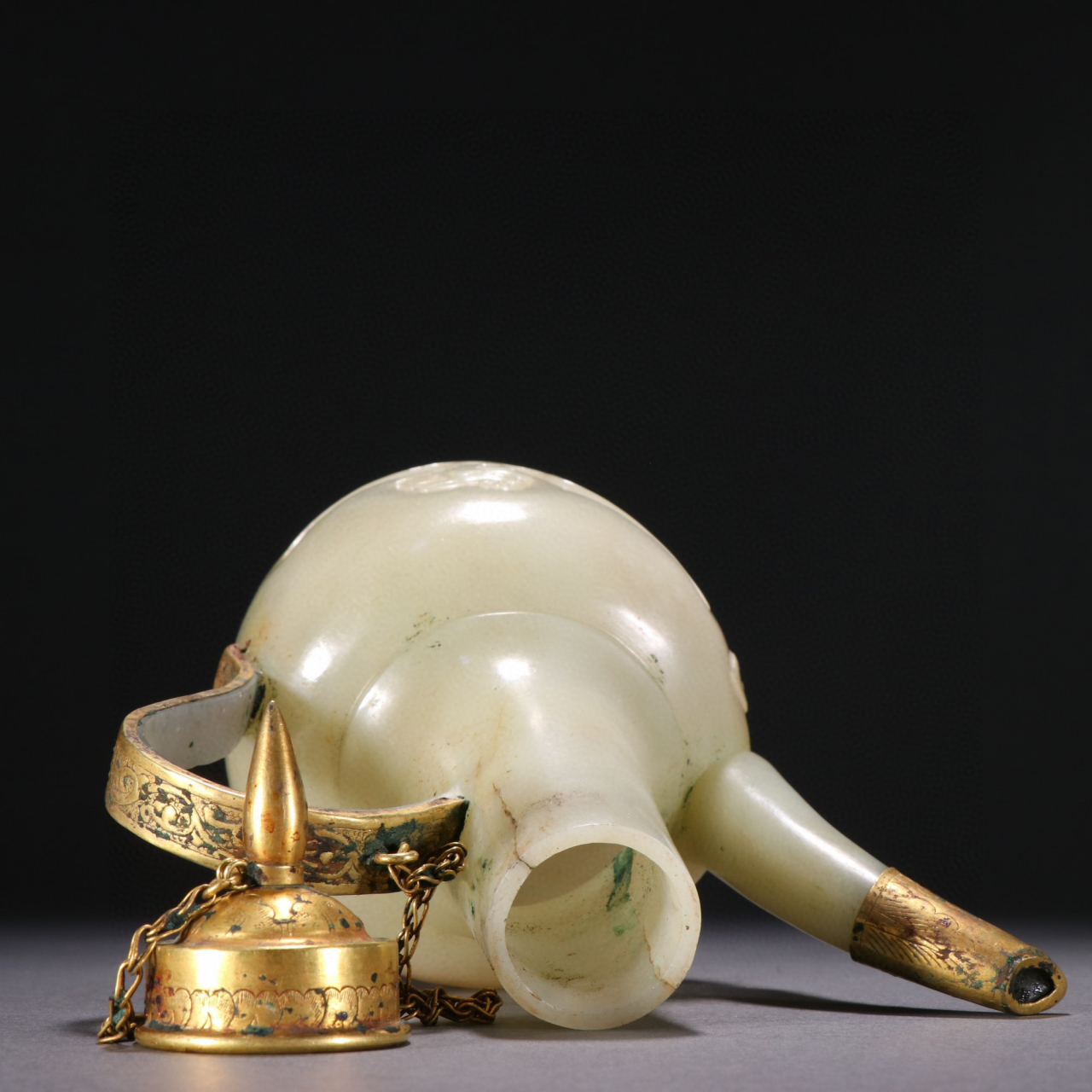 辽金 和田玉包金凤纹酒壶. 规格:高22.5㎝宽15㎝重422g