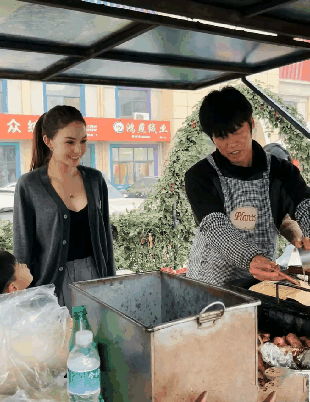 这是周杰伦老婆? 拿卖烧饼的是周杰伦了?