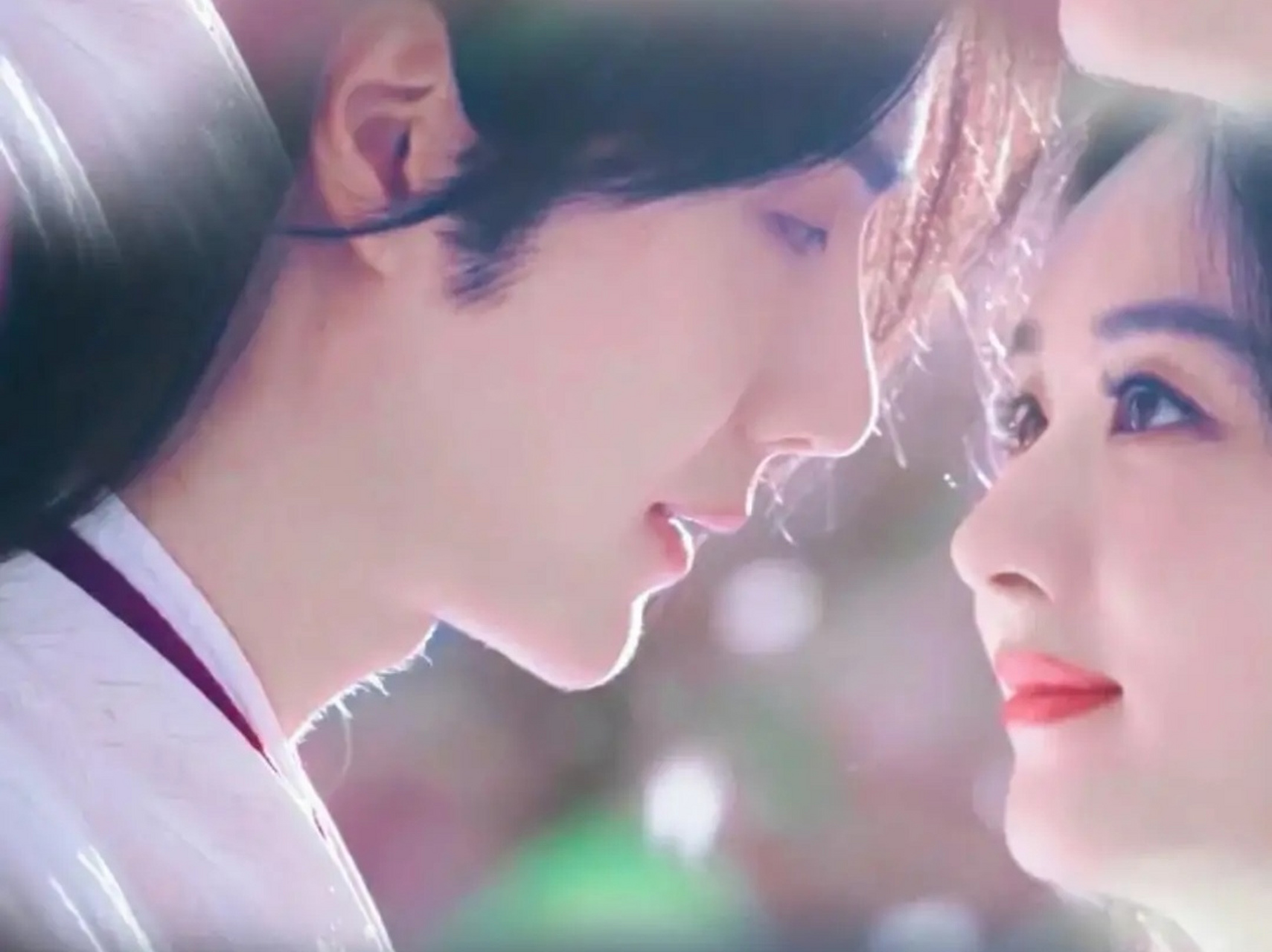 《有翡》王一博经典镜头,樱花树下与赵丽颖甜蜜相吻,诠释了爱情的美好