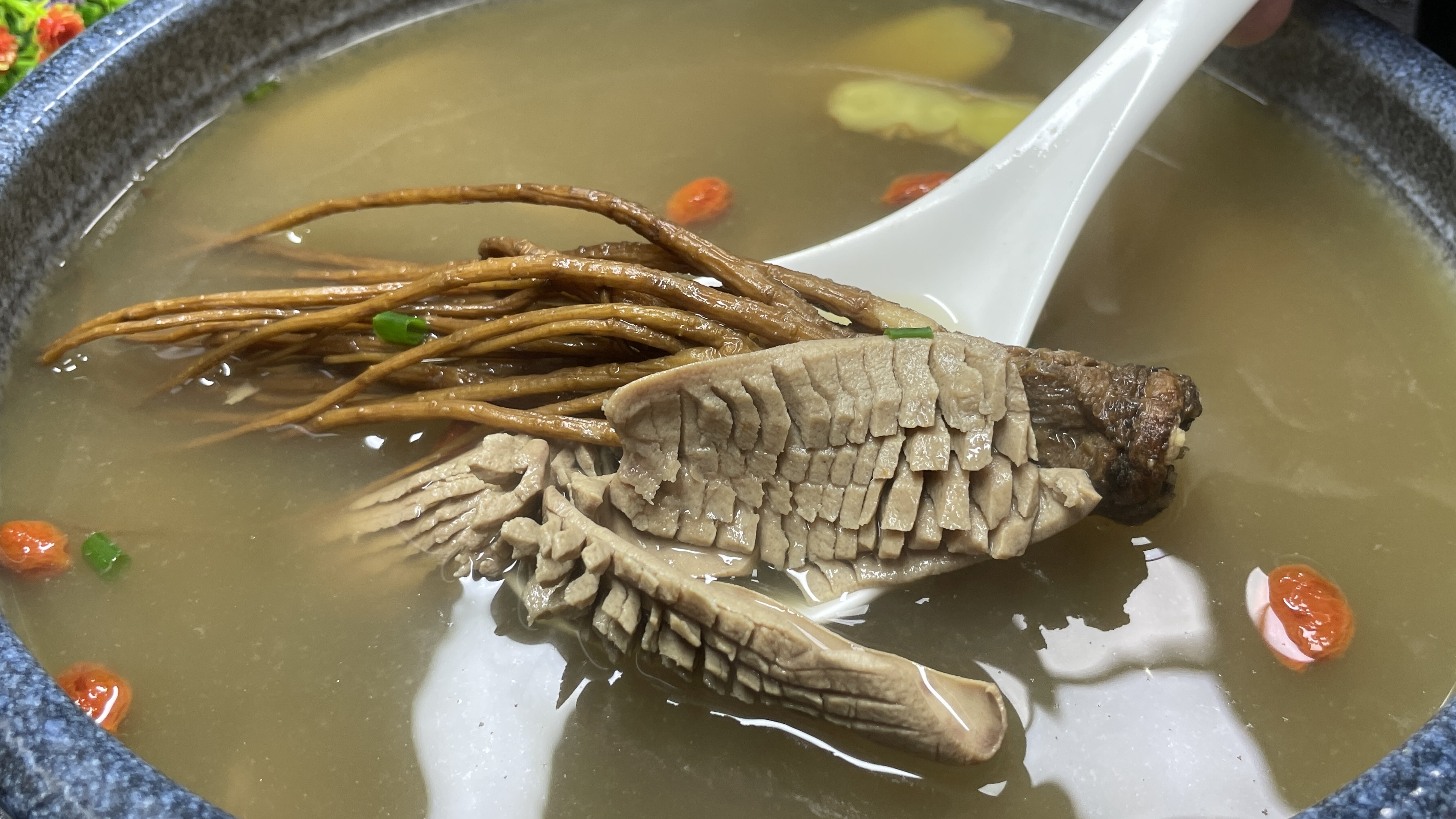 秋冬要常喝猪腰汤，千万别用水炖，教你一招，不腥不骚汤鲜味美